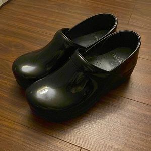 Dansko Shoes - Size 40 (About 9/10 Women’s) - Only worn twice.